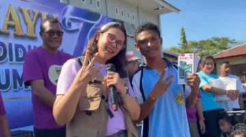 Pimpinan Cabang BNI Maumere Elisabeth Donna Margareth Sine pose bersama siswa SMKS Yohanes 23 yang mendapatkan undian 1 unit HP, Sabtu (1/8)