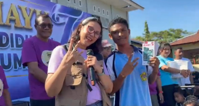 Pimpinan Cabang BNI Maumere Elisabeth Donna Margareth Sine pose bersama siswa SMKS Yohanes 23 yang mendapatkan undian 1 unit HP, Sabtu (1/8)