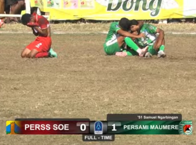 Ekspresi berbeda pemain Persami Maumere dan Perss Soe usai laga di Gelora Samador da Cunha Maumere, Senin (10/8)