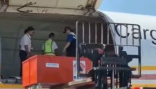 Bantuan untuk korban gempa bumi tiba di Bandara Frans Seda Maumere, Minggu (16/8)