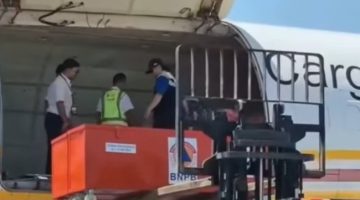Bantuan untuk korban gempa bumi tiba di Bandara Frans Seda Maumere, Minggu (16/8)