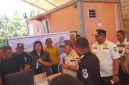 Mendagri Tito Karnavian mengikuti laporan penanganan gempa bumi tektonik dari Ketua Pos Komando Tanggap Darurat Gempa Bumi Tektonik Kabupaten Sikka Margaretha Movaldes Da Maga Bapa, Rabu (19/8)