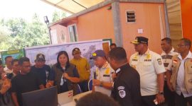 Mendagri Tito Karnavian mengikuti laporan penanganan gempa bumi tektonik dari Ketua Pos Komando Tanggap Darurat Gempa Bumi Tektonik Kabupaten Sikka Margaretha Movaldes Da Maga Bapa, Rabu (19/8)