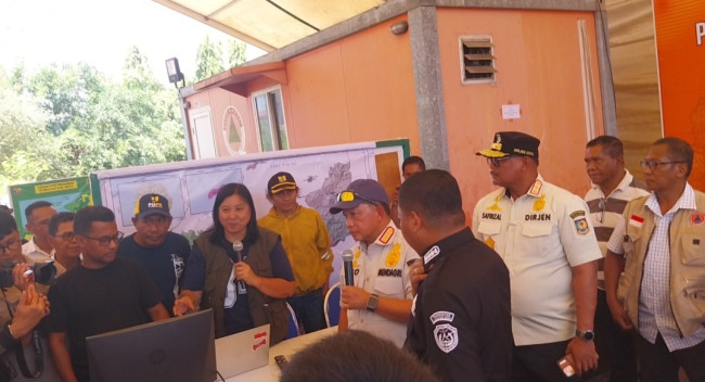 Mendagri Tito Karnavian mengikuti laporan penanganan gempa bumi tektonik dari Ketua Pos Komando Tanggap Darurat Gempa Bumi Tektonik Kabupaten Sikka Margaretha Movaldes Da Maga Bapa, Rabu (19/8)