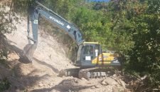 Sebuah exavator sedang melakukan pembersihan material longsor akibat gempa bumi tektonik di wilayah Kecamatan Palue