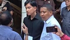 Bupati Sikka Juventus Prima Yoris Kago saat mendampingi Wapres Gibran Rakabuming Raka di SDI Wairklau, Kamis (20/8)
