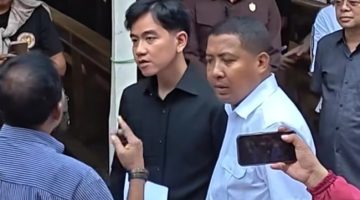 Bupati Sikka Juventus Prima Yoris Kago saat mendampingi Wapres Gibran Rakabuming Raka di SDI Wairklau, Kamis (20/8)