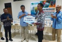 Ketua PD Perpamsi NTT Jony Benny Sulaiman menyerahjan bantuan secara simbolis kepada Direktur Perumda Air Minum Wair Puang Fransiskus Laka, Jumat (25/9)