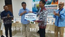 Ketua PD Perpamsi NTT Jony Benny Sulaiman menyerahjan bantuan secara simbolis kepada Direktur Perumda Air Minum Wair Puang Fransiskus Laka, Jumat (25/9)