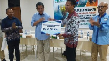 Ketua PD Perpamsi NTT Jony Benny Sulaiman menyerahjan bantuan secara simbolis kepada Direktur Perumda Air Minum Wair Puang Fransiskus Laka, Jumat (25/9)
