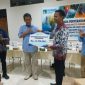 Ketua PD Perpamsi NTT Jony Benny Sulaiman menyerahjan bantuan secara simbolis kepada Direktur Perumda Air Minum Wair Puang Fransiskus Laka, Jumat (25/9)