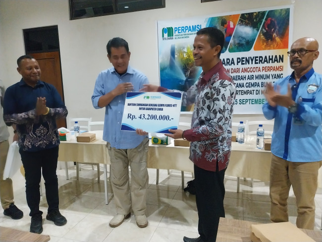 Ketua PD Perpamsi NTT Jony Benny Sulaiman menyerahjan bantuan secara simbolis kepada Direktur Perumda Air Minum Wair Puang Fransiskus Laka, Jumat (25/9)