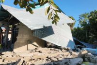 Sebuah rumah di Kecamatan Palue Kabupaten Sikka ambruk diguncang gempa bumi tektonik pada 15 Agustus 2026 lalu