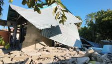 Sebuah rumah di Kecamatan Palue Kabupaten Sikka ambruk diguncang gempa bumi tektonik pada 15 Agustus 2026 lalu