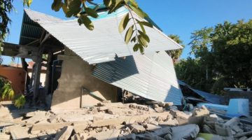 Sebuah rumah di Kecamatan Palue Kabupaten Sikka ambruk diguncang gempa bumi tektonik pada 15 Agustus 2026 lalu