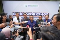 Direktur Utama BPJS Kesehatan Prihati Pujowaskito tengah memberikan keterangan pers di Cimahi, Rabu (16/9)