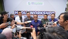 Direktur Utama BPJS Kesehatan Prihati Pujowaskito tengah memberikan keterangan pers di Cimahi, Rabu (16/9)