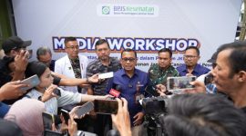 Direktur Utama BPJS Kesehatan Prihati Pujowaskito tengah memberikan keterangan pers di Cimahi, Rabu (16/9)