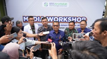 Direktur Utama BPJS Kesehatan Prihati Pujowaskito tengah memberikan keterangan pers di Cimahi, Rabu (16/9)