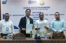 Kepala BRI Maumere Rizky Darmawan bersama Kepala Kejaksaan Negeri Sikka Armadha Tangdibali memperlihatkan MoU Penanganan Masalah Hukum Bidang Perdata dan Tata Usaha Negara, Kamis (1/10), di Kantor  Kejaksaan Negeri Sikka