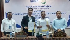 Kepala BRI Maumere Rizky Darmawan bersama Kepala Kejaksaan Negeri Sikka Armadha Tangdibali memperlihatkan MoU Penanganan Masalah Hukum Bidang Perdata dan Tata Usaha Negara, Kamis (1/10), di Kantor Kejaksaan Negeri Sikka