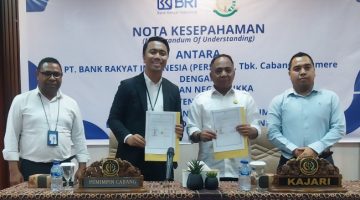 Kepala BRI Maumere Rizky Darmawan bersama Kepala Kejaksaan Negeri Sikka Armadha Tangdibali memperlihatkan MoU Penanganan Masalah Hukum Bidang Perdata dan Tata Usaha Negara, Kamis (1/10), di Kantor Kejaksaan Negeri Sikka