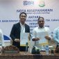 Kepala BRI Maumere Rizky Darmawan bersama Kepala Kejaksaan Negeri Sikka Armadha Tangdibali memperlihatkan MoU Penanganan Masalah Hukum Bidang Perdata dan Tata Usaha Negara, Kamis (1/10), di Kantor  Kejaksaan Negeri Sikka