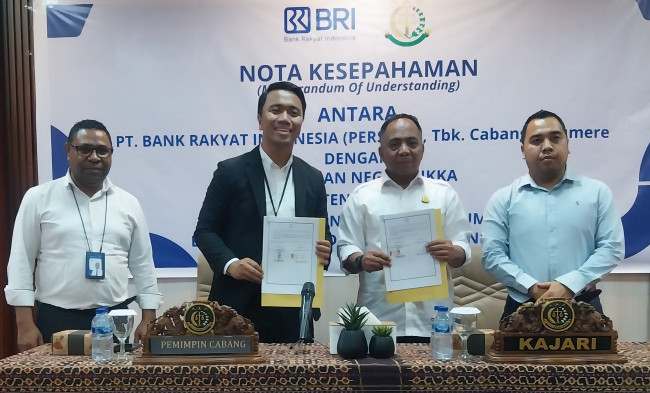 Kepala BRI Maumere Rizky Darmawan bersama Kepala Kejaksaan Negeri Sikka Armadha Tangdibali memperlihatkan MoU Penanganan Masalah Hukum Bidang Perdata dan Tata Usaha Negara, Kamis (1/10), di Kantor  Kejaksaan Negeri Sikka
