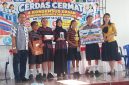 Tim SMP Negeri 1 Maumere, juara LCC 4 Pilar Kebangsaan, pose bersama Ketua Yapenthom Ricky Mane Pareira dan Kepala Danamon Cabang Maumere Cheysa Angelica, Rabu (21/10), di Aula Jeremias Pareira SMKS Yohanes XXIII Maumere