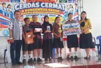 Tim SMP Negeri 1 Maumere, juara LCC 4 Pilar Kebangsaan, pose bersama Ketua Yapenthom Ricky Mane Pareira dan Kepala Danamon Cabang Maumere Cheysa Angelica, Rabu (21/10), di Aula Jeremias Pareira SMKS Yohanes XXIII Maumere