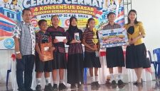 Tim SMP Negeri 1 Maumere, juara LCC 4 Pilar Kebangsaan, pose bersama Ketua Yapenthom Ricky Mane Pareira dan Kepala Danamon Cabang Maumere Cheysa Angelica, Rabu (21/10), di Aula Jeremias Pareira SMKS Yohanes XXIII Maumere