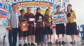 Tim SMP Negeri 1 Maumere, juara LCC 4 Pilar Kebangsaan, pose bersama Ketua Yapenthom Ricky Mane Pareira dan Kepala Danamon Cabang Maumere Cheysa Angelica, Rabu (21/10), di Aula Jeremias Pareira SMKS Yohanes XXIII Maumere