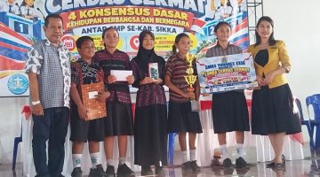 Tim SMP Negeri 1 Maumere, juara LCC 4 Pilar Kebangsaan, pose bersama Ketua Yapenthom Ricky Mane Pareira dan Kepala Danamon Cabang Maumere Cheysa Angelica, Rabu (21/10), di Aula Jeremias Pareira SMKS Yohanes XXIII Maumere