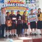 Tim SMP Negeri 1 Maumere, juara LCC 4 Pilar Kebangsaan, pose bersama Ketua Yapenthom Ricky Mane Pareira dan Kepala Danamon Cabang Maumere Cheysa Angelica, Rabu (21/10), di Aula Jeremias Pareira SMKS Yohanes XXIII Maumere