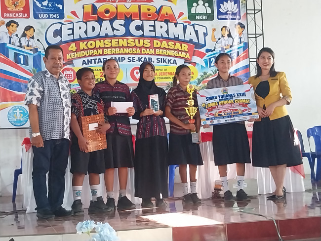 Tim SMP Negeri 1 Maumere, juara LCC 4 Pilar Kebangsaan, pose bersama Ketua Yapenthom Ricky Mane Pareira dan Kepala Danamon Cabang Maumere Cheysa Angelica, Rabu (21/10), di Aula Jeremias Pareira SMKS Yohanes XXIII Maumere