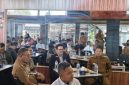 Bupati Sikka Juventus Prima Yoris Kago dan Wabup Sikka Simon Subandi Supriadi saat coffee morning di Warung 69 Maumere, Selasa (6/10)