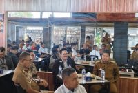 Bupati Sikka Juventus Prima Yoris Kago dan Wabup Sikka Simon Subandi Supriadi saat coffee morning di Warung 69 Maumere, Selasa (6/10)
