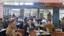 Bupati Sikka Juventus Prima Yoris Kago dan Wabup Sikka Simon Subandi Supriadi saat coffee morning di Warung 69 Maumere, Selasa (6/10)