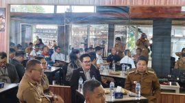 Bupati Sikka Juventus Prima Yoris Kago dan Wabup Sikka Simon Subandi Supriadi saat coffee morning di Warung 69 Maumere, Selasa (6/10)