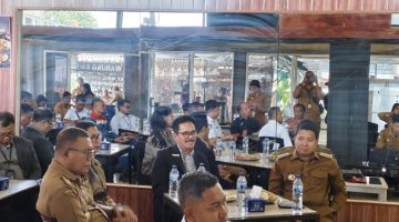 Bupati Sikka Juventus Prima Yoris Kago dan Wabup Sikka Simon Subandi Supriadi saat coffee morning di Warung 69 Maumere, Selasa (6/10)