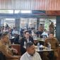 Bupati Sikka Juventus Prima Yoris Kago dan Wabup Sikka Simon Subandi Supriadi saat coffee morning di Warung 69 Maumere, Selasa (6/10)