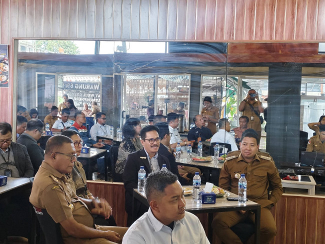 Bupati Sikka Juventus Prima Yoris Kago dan Wabup Sikka Simon Subandi Supriadi saat coffee morning di Warung 69 Maumere, Selasa (6/10)