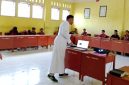Seorang Frater SVD dari IFTK Ledalero sedang memberikan rekoleksi bagi pelajar SMPK Yapenthom 2 Maumere, Kamis (15/10)