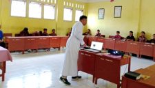 Seorang Frater SVD dari IFTK Ledalero sedang memberikan rekoleksi bagi pelajar SMPK Yapenthom 2 Maumere, Kamis (15/10)