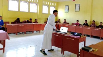 Seorang Frater SVD dari IFTK Ledalero sedang memberikan rekoleksi bagi pelajar SMPK Yapenthom 2 Maumere, Kamis (15/10)