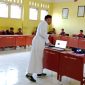 Seorang Frater SVD dari IFTK Ledalero sedang memberikan rekoleksi bagi pelajar SMPK Yapenthom 2 Maumere, Kamis (15/10)