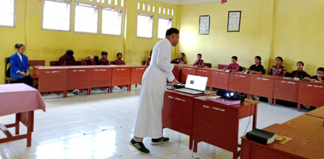 Seorang Frater SVD dari IFTK Ledalero sedang memberikan rekoleksi bagi pelajar SMPK Yapenthom 2 Maumere, Kamis (15/10)