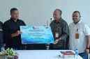 Pimpinan Bank NTT Cabang Maumere Emanuel Sina Rato Meka menyerahkan bantuan CSR kepada Bupati Sikka Juventus Prima Yoris Kago, Jumat (23/10)