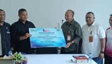Pimpinan Bank NTT Cabang Maumere Emanuel Sina Rato Meka menyerahkan bantuan CSR kepada Bupati Sikka Juventus Prima Yoris Kago, Jumat (23/10)
