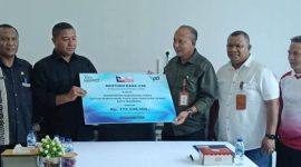 Pimpinan Bank NTT Cabang Maumere Emanuel Sina Rato Meka menyerahkan bantuan CSR kepada Bupati Sikka Juventus Prima Yoris Kago, Jumat (23/10)